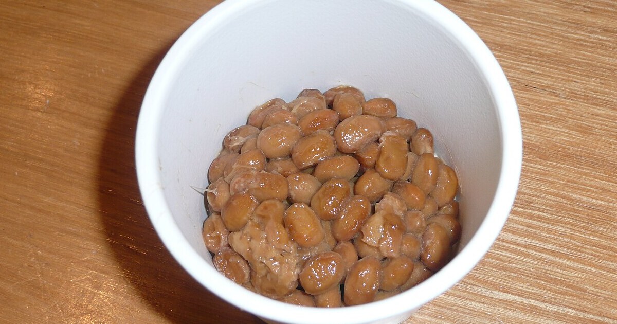 Natto atau kedelai fermentasi Jepang di dalam mangkuk
