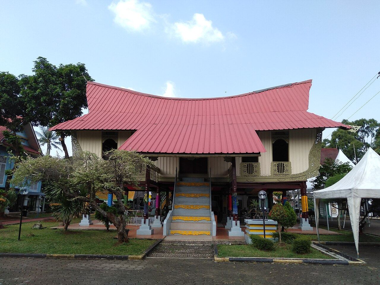 Rumah Lontiok dari Riau di Taman Mini Indonesia Indah